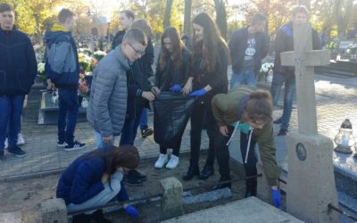 Porządkowanie grobów – akcja Szkolnego Klubu Wolontariatu  i Samorządu Uczniowskiego
